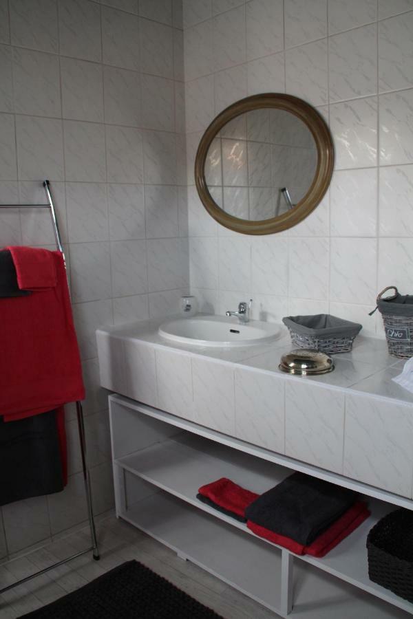 Une Chambre En Ville Saintes Exterior foto